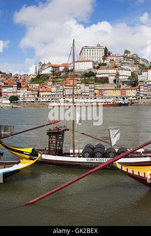 Stadt von Porto in Portugal, Fässer Rabelo traditionellen portugiesischen Frachtboot mit Portwein am Douro Fluss, Altstadt Stockfoto