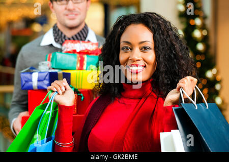 Einkaufen Weihnachtsbaum präsentiert Stockfoto