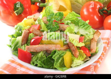 gemischter Salat mit Putengeschnetzeltes Stockfoto