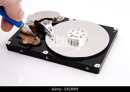 geöffnete Festplatte auf einem weißen Hintergrund mit Werkzeugen Stockfoto