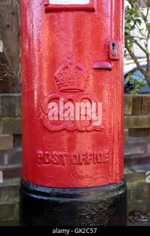 Sehr seltene Briefkasten mit der Royal-Chiffre von Edward VIII, Heaton Mersey, Stockport, UK. Stockfoto