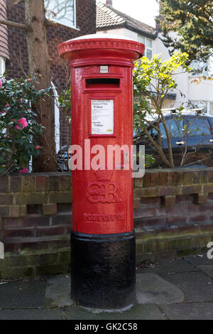 Sehr seltene Briefkasten mit der Royal-Chiffre von Edward VIII, Heaton Mersey, Stockport, UK. Stockfoto