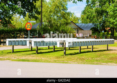 Hagby, Schweden - 10. August 2016: Viele identische graue Postfächer außerhalb ein Urlaubsgebiet Dorf. Stockfoto