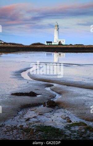 Hurst Point Leuchtturm bei Sonnenuntergang aufgenommen. Stockfoto