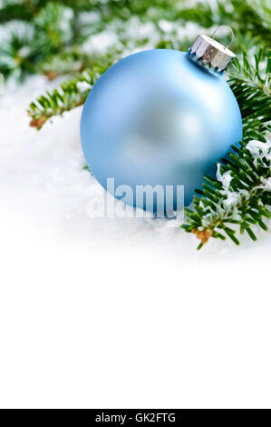 blaue Kugel Schnee Stockfoto