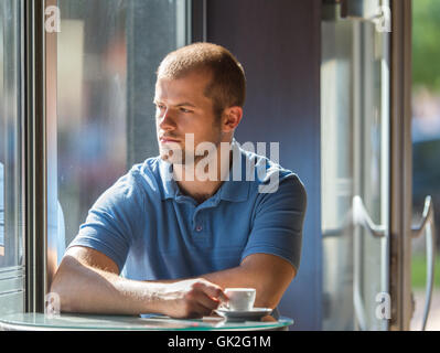 Junger Mann in einem Café Kaffee trinken Stockfoto