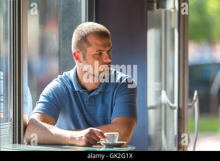 Junger Mann in einem Café Kaffee trinken Stockfoto