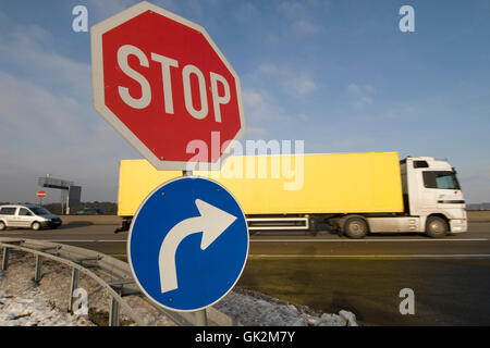 Verkehrszeichen auf einem Autobahnkreuz Stockfoto