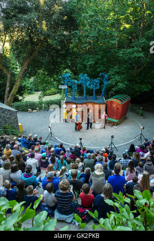 'Danny, Champion of the World' trat im Trebah Garden Amphitheater in Cornwall auf. Stockfoto