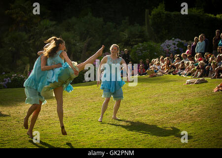 Cscape Dance Company führen ihre spektakulären Neptunalia Trebah Gardens in Cornwall. Stockfoto