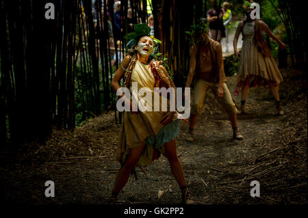 Cscape Dance Company, die ihre spektakulären Neptunalia im Trebah Garten in Cornwall. Stockfoto