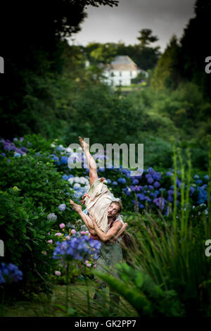 Cscape Dance Company führen ihre spektakulären Neptunalia Trebah Gardens in Cornwall. Stockfoto