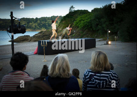 Cscape Dance Company führen ihre spektakulären Neptunalia Trebah Gardens in Cornwall. Stockfoto