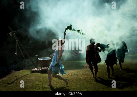 Cscape Dance Company, die ihre spektakulären Neptunalia im Trebah Garten in Cornwall. Stockfoto