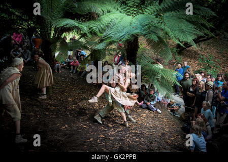 Cscape Dance Company führen ihre spektakulären Neptunalia Trebah Gardens in Cornwall. Stockfoto