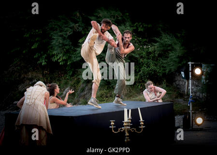 Cscape Dance Company führen ihre spektakulären Neptunalia Trebah Gardens in Cornwall. Stockfoto