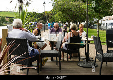 Menschen über einen Kaffee in Trenance Gärten in Newquay, Cornwall entspannen. Stockfoto