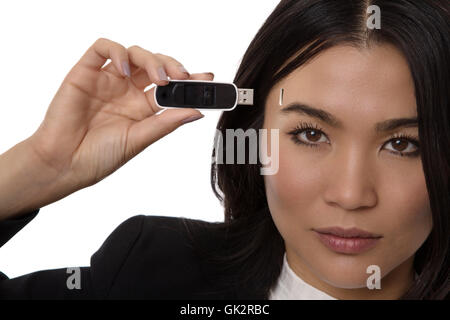 Business-Frau, die ihr Gehirn eine USB-Festplatte einstecken Stockfoto