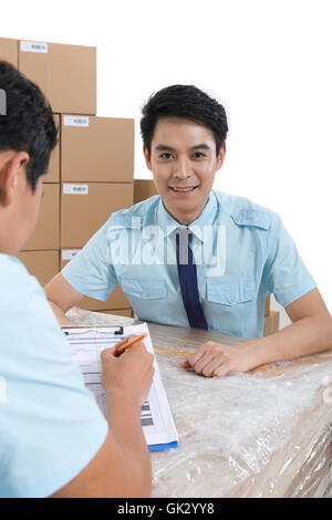 Logistik-Lager-Mitarbeiter prüfen die Ware Stockfoto