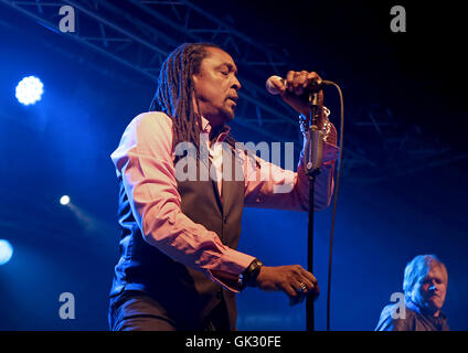 Earl Slick und Bernard Fowler Durchführung von David Bowies "Station zu Station" Album bei Liverpool O2 Academy mit: Bernard Fowler wo: Liverpool, Vereinigtes Königreich bei: 28. April 2016 Stockfoto