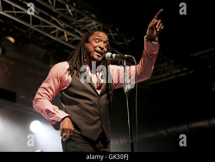 Earl Slick und Bernard Fowler Durchführung von David Bowies "Station zu Station" Album bei Liverpool O2 Academy mit: Bernard Fowler wo: Liverpool, Vereinigtes Königreich bei: 28. April 2016 Stockfoto