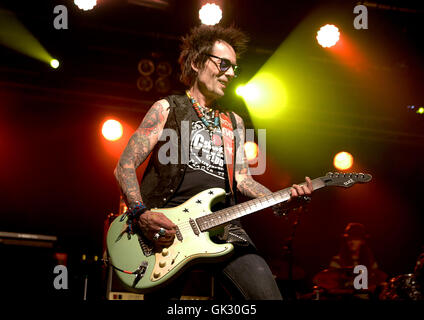 Earl Slick und Bernard Fowler Durchführung von David Bowies "Station zu Station" Album bei Liverpool O2 Academy mit: Earl Slick wo: Liverpool, Vereinigtes Königreich bei: 28. April 2016 Stockfoto