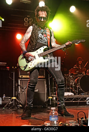 Earl Slick und Bernard Fowler Durchführung von David Bowies "Station zu Station" Album bei Liverpool O2 Academy mit: Earl Slick wo: Liverpool, Vereinigtes Königreich bei: 28. April 2016 Stockfoto