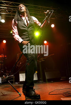 Earl Slick und Bernard Fowler Durchführung von David Bowies "Station zu Station" Album bei Liverpool O2 Academy mit: Bernard Fowler wo: Liverpool, Vereinigtes Königreich bei: 28. April 2016 Stockfoto