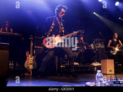 Earl Slick und Bernard Fowler Durchführung von David Bowies "Station zu Station" Album bei Liverpool O2 Academy mit: Earl Slick wo: Liverpool, Vereinigtes Königreich bei: 28. April 2016 Stockfoto