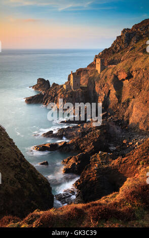 Der Kronen-Motor beherbergt auf Botallack in Cornwall, im späten Abendlicht getaucht. Stockfoto