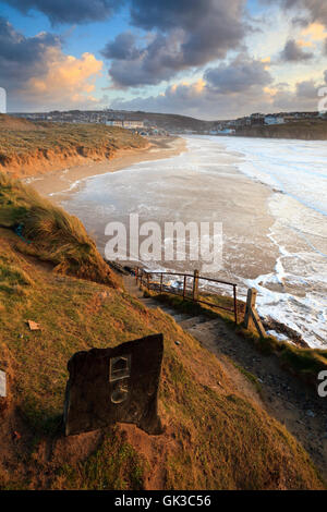 Perranporth Beach kurz vor Sonnenuntergang aufgenommen. Stockfoto