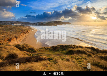 Perranporth Beach kurz vor Sonnenuntergang aufgenommen. Stockfoto