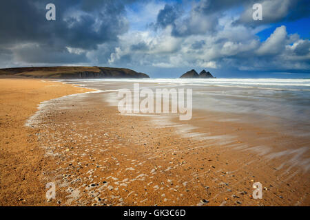 Der Blick vom Rand Wassers im Holywell Bay in Cornwall. Stockfoto