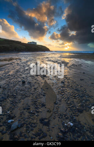 Poldhu Bucht in der Nähe von Pfosten in Cornwall bei Sonnenuntergang aufgenommen. Stockfoto