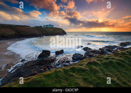 Poldhu Bucht in der Nähe von Pfosten in Cornwall bei Sonnenuntergang aufgenommen. Stockfoto