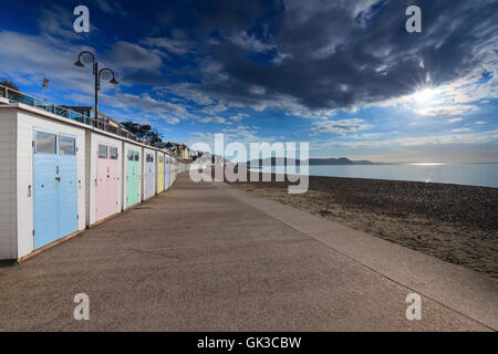 Strandhütten bei Lyme Regis in Dorset Stockfoto
