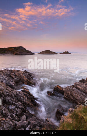 Sonnenuntergang am Armband Bucht an der Gower-Halbinsel mit murmelt Leuchtturm in der Ferne. Stockfoto