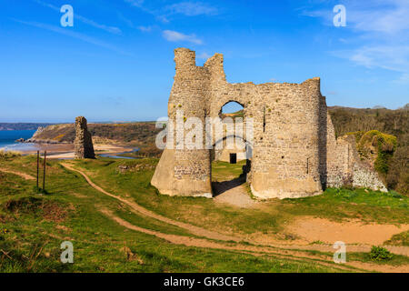 Pennard Castle mit Three Cliffs Bay in der Ferne. Stockfoto