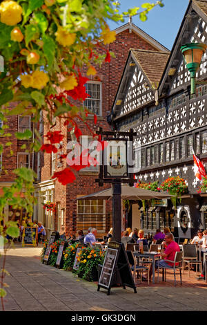 Golden Square und die Gerste Mähen Inn ca. 1561 im Zentrum Warrington, Cheshire. Stockfoto