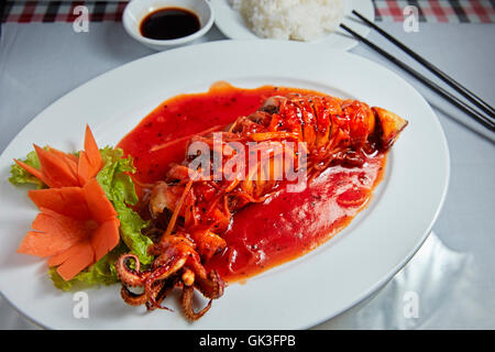 Gegrillter Tintenfisch, gefüllt mit Hackfleisch und Champignons in Tamarindensauce.  Hoi, Provinz Quang Nam, Vietnam. Stockfoto