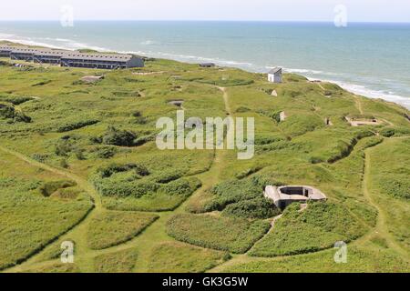 Blick von der Spitze des Leuchtturms in Hirtshals, Dänemark. Grüne Wiese, alte deutsche Bunker und der Nordsee. Stockfoto