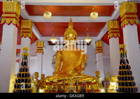 Goldene Buddhastatue in der Kirche Bild genannt Thai Ubosot oder Bot der Phra, dass Choeng Chum Tempel für thailändische Menschen und Reisenden visi Stockfoto