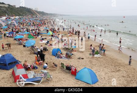 Mitglieder der Öffentlichkeit versammeln sich am Strand von Bournemouth, den ersten Tag des diesjährigen Bournemouth Air Festival zu genießen. Stockfoto