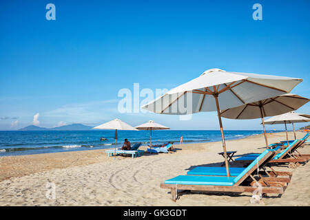 Liegestühle und Sonnenschirme am Cua Dai Beach. Hoi An, Provinz Quang Nam, Vietnam. Stockfoto