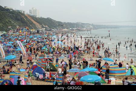 Mitglieder der Öffentlichkeit versammeln sich am Strand von Bournemouth, den ersten Tag des diesjährigen Bournemouth Air Festival zu genießen. Stockfoto