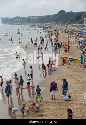 Mitglieder der Öffentlichkeit versammeln sich am Strand von Bournemouth, den ersten Tag des diesjährigen Bournemouth Air Festival zu genießen. Stockfoto