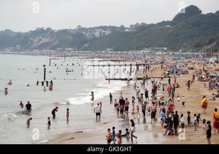 Mitglieder der Öffentlichkeit versammeln sich am Strand von Bournemouth, den ersten Tag des diesjährigen Bournemouth Air Festival zu genießen. Stockfoto