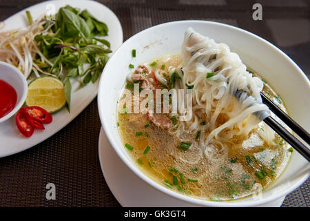 Vietnamesische Pho (Rindfleisch Nudelsuppe).  Hoi, Provinz Quang Nam, Vietnam. Stockfoto