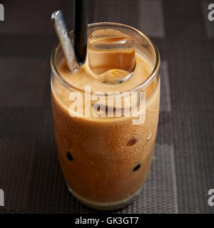 Vietnamesischer Eiskaffee mit Kondensmilch (Ca Phe Sua Da).  Hoi, Provinz Quang Nam, Vietnam. Stockfoto