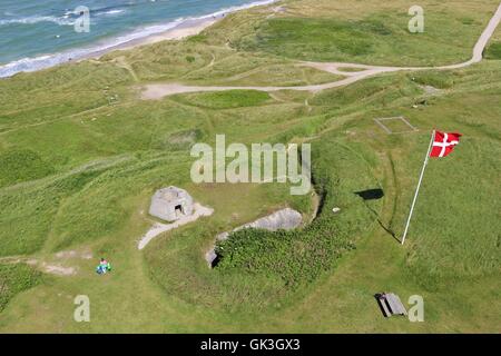 Blick von der Spitze des Leuchtturms in Hirtshals, Dänemark. Grüne Wiese, alte deutsche Bunker und der Nordsee. Stockfoto